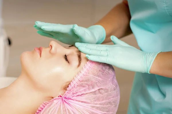 Mujer Está Teniendo Tratamiento Cosmético Durante Cosmetólogo Guantes Médicos Están — Foto de Stock