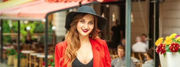 Porträtt Mode Unga Kaukasiska Kvinna Poserar Svart Hatt Och Röd — Stockfoto