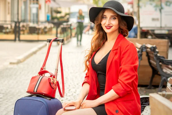 Een Jonge Reizende Blanke Vrouw Het Rode Jasje Zwarte Hoed — Stockfoto