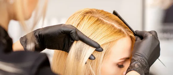 Ein Friseur Kämmt Weibliche Frisur Einem Friseursalon — Stockfoto