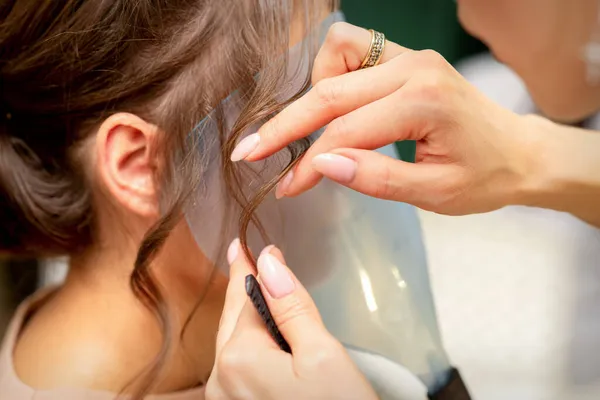 Close Friseur Stylist Macht Frisur Für Eine Junge Frau Einem — Stockfoto
