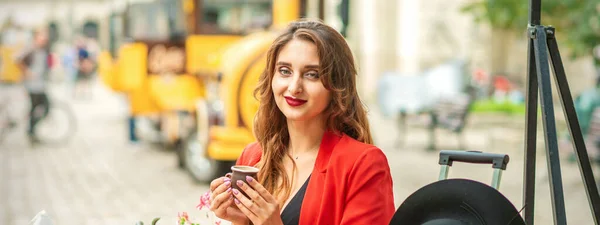 Junge Kaukasische Touristin Roter Jacke Mit Kaffeetasse Tisch Café Freien — Stockfoto
