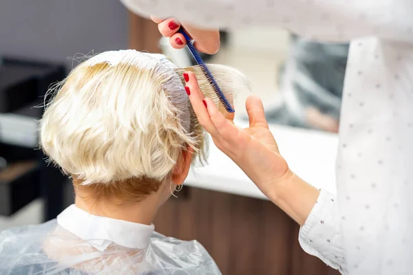 Kobieta Fryzjer Stylizacja Krótkie Białe Włosy Młodej Blondynki Rąk Grzebień — Zdjęcie stockowe