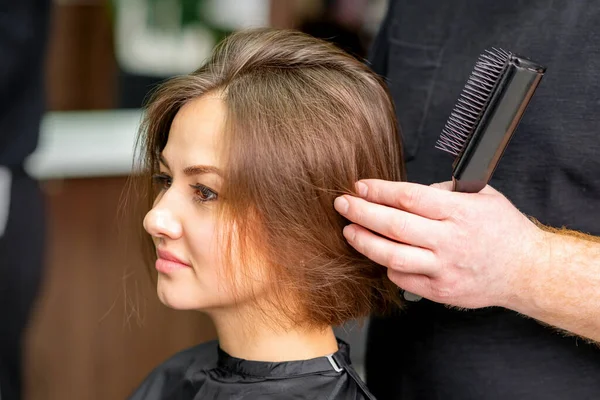 Manlig Frisör Arbetar Frisyr Den Unga Kaukasiska Brunett Kvinna Frisörsalong — Stockfoto