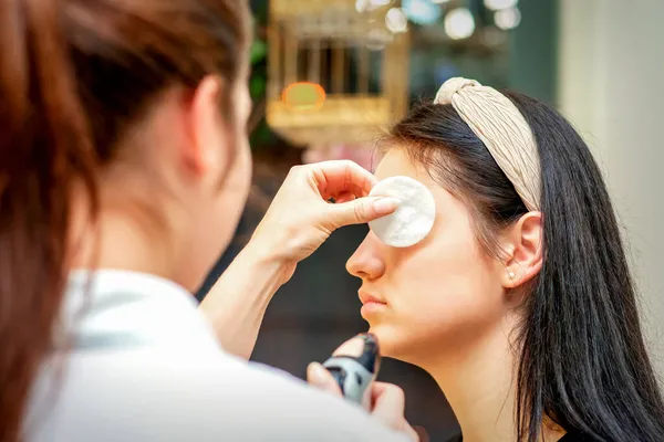 Makyaj Sanatçısı Genç Bir Kadının Yüzünde Profesyonel Makyaj Yapıyor — Stok fotoğraf