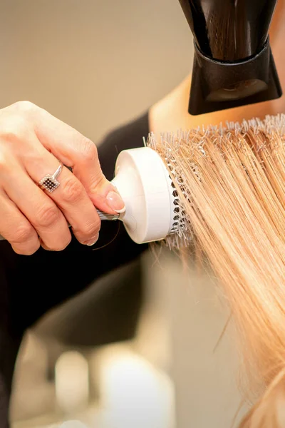 Professionele Kapper Droog Haar Met Een Haardroger Ronde Haarborstel Een — Stockfoto