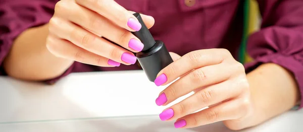 Weiße Frau Hält Nagellack Schwarze Flasche Mit Lackierten Rosa Nägeln — Stockfoto