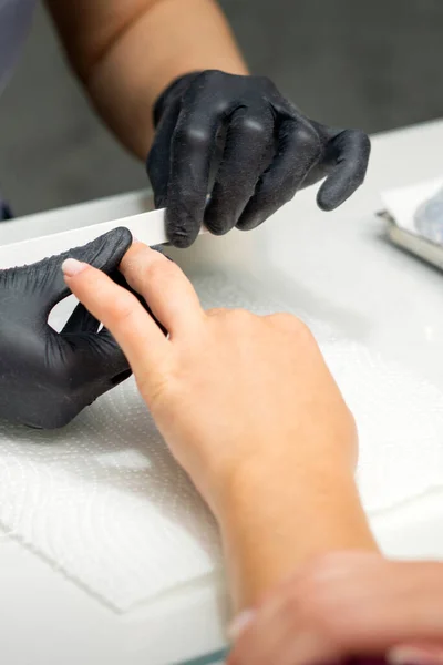 Donna Che Riceve Una Manicure Con Lima Unghie Maestro Manicure — Foto Stock