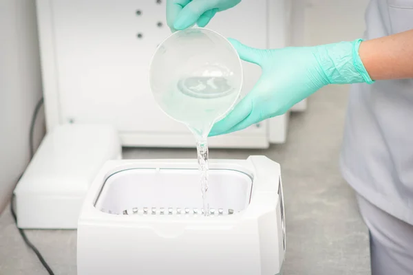 Esthéticienne Ajoute Liquide Pour Désinfection Des Instruments Machine Pour Stérilisation — Photo