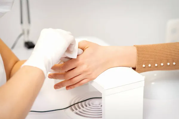 Χέρια Ενός Μανικιουρίστα Λευκά Προστατευτικά Γάντια Σκουπίστε Γυναικεία Νύχια Χαρτοπετσέτα — Φωτογραφία Αρχείου
