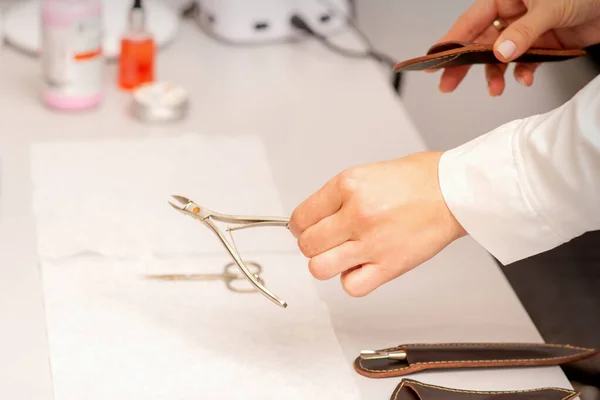 Nagel Nippers Hand Van Vrouwelijke Manicure Meester Zetten Aan Handdoek — Stockfoto