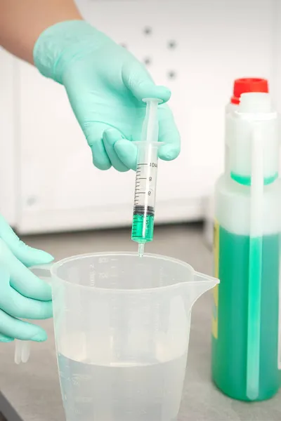 Schoonheidsspecialiste Gebruikt Een Injectiespuit Het Water Ontsmetten Sterilisatie Van Gereedschappen — Stockfoto