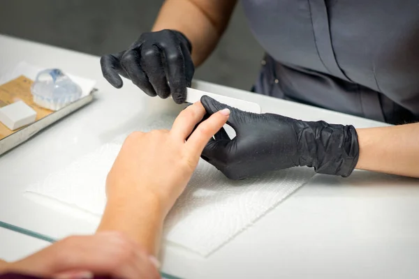 Donna Che Riceve Una Manicure Con Lima Unghie Maestro Manicure — Foto Stock