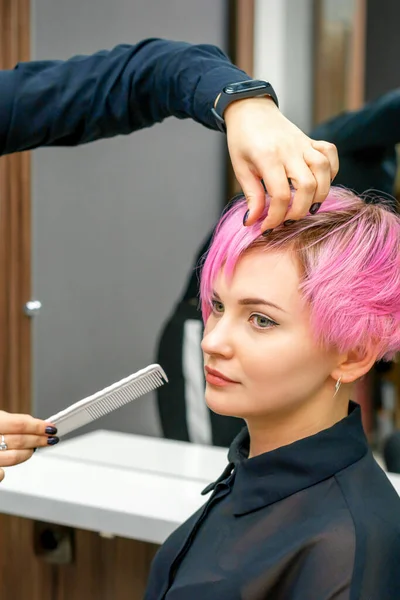Vrouwelijke Kapper Styling Kort Roze Haar Van Jonge Blanke Vrouw — Stockfoto