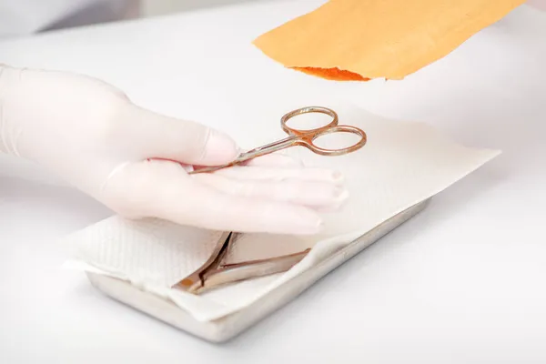 Meister Der Maniküre Sterilisierung Maniküre Schere Desinfektion Von Manikürwerkzeugen — Stockfoto