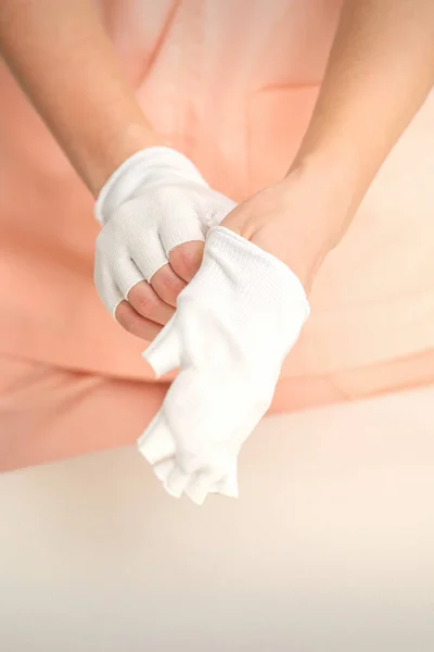 Cosmetóloga Ropa Trabajo Con Guantes Blancos Sin Dedos Bambú Sus —  Fotos de Stock