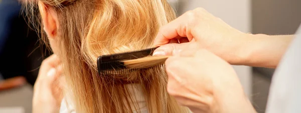 Fryzjer Jest Czesanie Kobiecej Fryzury Salonie Fryzjerskim — Zdjęcie stockowe