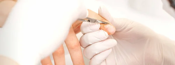 Close Van Manicure Meester Met Manicure Schaar Verwijdert Nagelriemen Van — Stockfoto