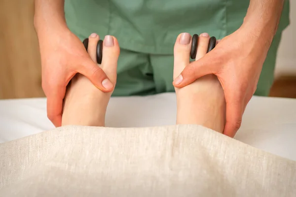 Masážní Přístroj Masáž Nohou Nohou Kameny Mezi Ženskými Prsty — Stock fotografie