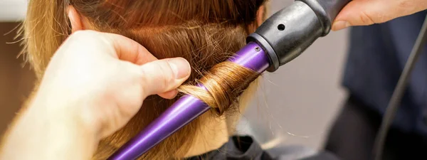 Close Hairstylist Hands Using Curling Iron Hair Curls Beauty Salon — Stock Photo, Image