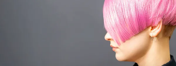 Profil Portret Młodej Białej Kobiety Różową Fryzurą Bob Izolowane Szarym — Zdjęcie stockowe