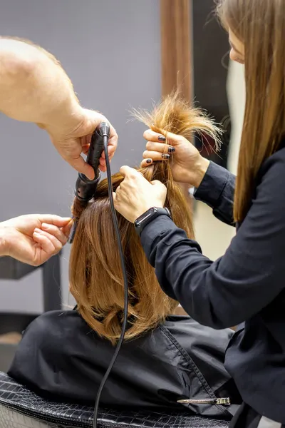 Vista Posteriore Due Parrucchieri Stanno Arricciando Capelli Una Giovane Donna — Foto Stock