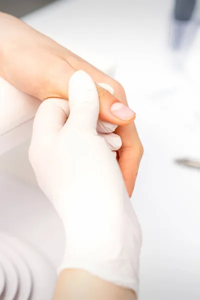 Manicure Houdt Vrouwelijke Duim Tijdens Een Manicure Procedure Nagelsalon — Stockfoto