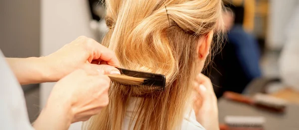 Ein Friseur Kämmt Weibliche Frisur Einem Friseursalon — Stockfoto