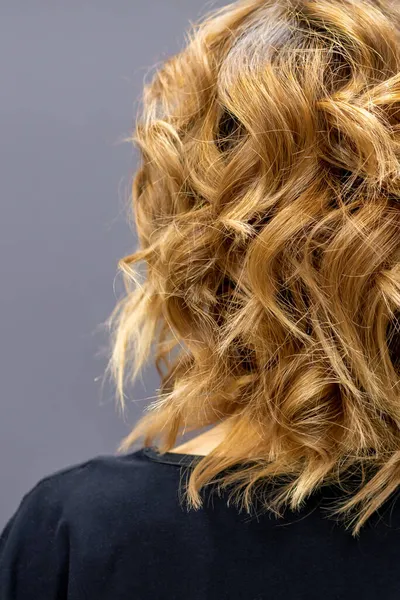 Вид Сзади Женщины Длинными Каштановыми Кудрявыми Волосами Стоит Темном Фоне — стоковое фото