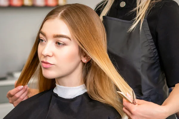 Hair Stylist Handen Doen Professionele Hairstyling Van Vrouwelijke Lang Haar — Stockfoto