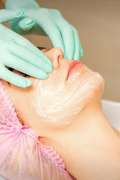 Cosmetologista Está Aplicando Creme Rosto Feminino Vista Perto Mulher Com — Fotografia de Stock