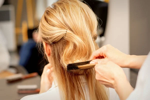 Peluquero Está Peinando Peinado Femenino Salón Belleza Peluquería — Foto de Stock