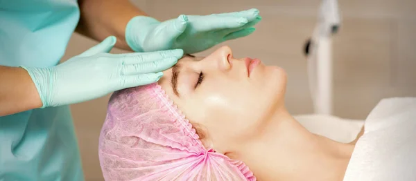 Mujer Está Teniendo Tratamiento Cosmético Durante Cosmetólogo Guantes Médicos Están — Foto de Stock