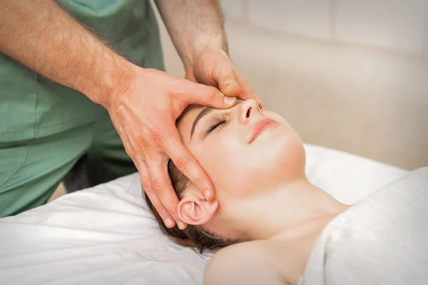 Mooie Jonge Kaukasische Vrouw Het Ontvangen Van Een Hoofd Massage — Stockfoto