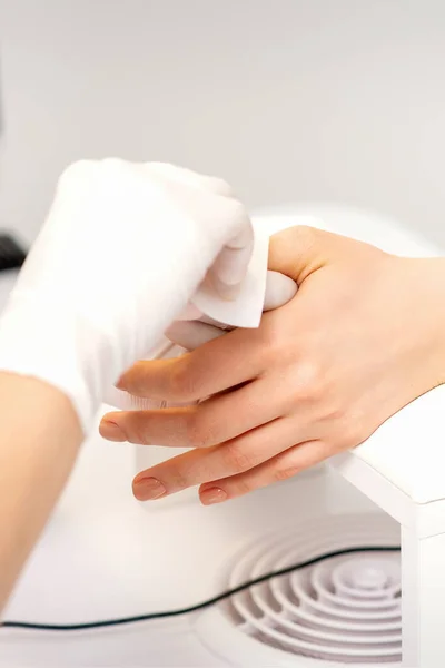 Handen Van Een Manicure Witte Beschermende Handschoenen Veeg Vrouwelijke Nagels — Stockfoto