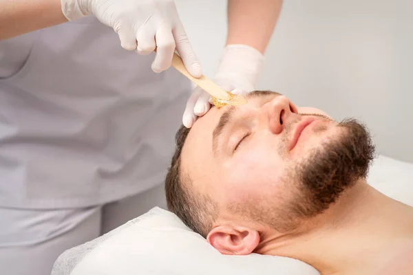 Esteticista Aplicando Pasta Cera Entre Sobrancelhas Durante Procedimento Depilação Salão — Fotografia de Stock