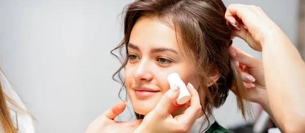 Maquiagem Artista Aplicando Creme Blush Tubo Fundação Bochecha Jovem Mulher — Fotografia de Stock