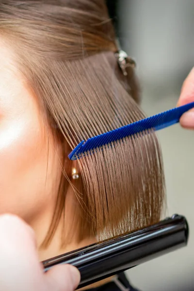Kuaför Orta Boylu Kahverengi Saçlı Demir Saç Düzleştiricisi Olan Kuaförde — Stok fotoğraf