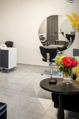 Modern berber salonu, manikür salonu ya da güzellik salonu.