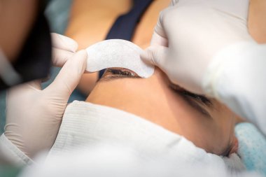 Güzellik uzmanı kirpik uzatma işleminden önce gözlerinin altına bir yama yapıştırıyor. Yapay uzatılmış kirpikleri