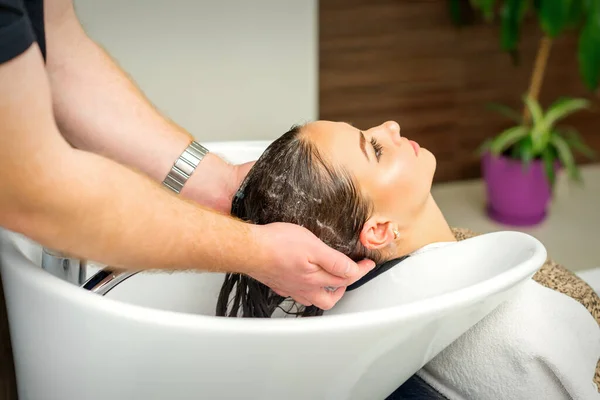 Beautiful Caucasian Woman Washing Hair Beauty Salon — Stock Photo, Image