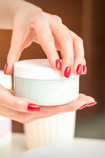 Vrouw Opent Het Deksel Met Een Pot Hydraterende Crème Mockup — Stockfoto