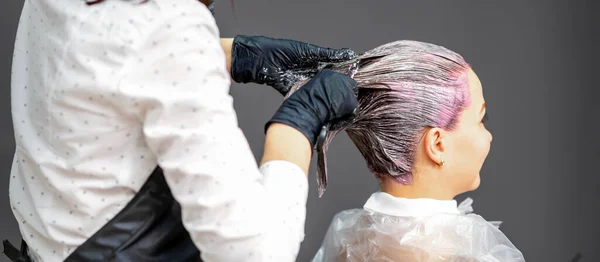 美容師は 顧客の髪に色を適用しています 美容室でのヘアカラー 美しさと人々の概念 バックアップ ビュー — ストック写真