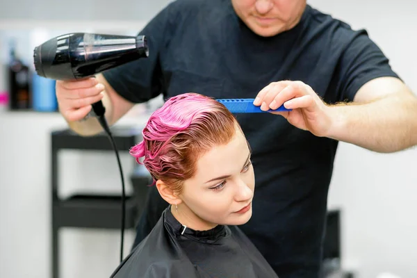 Ein Friseur Trocknet Die Rosa Haare Der Jungen Frau Einem — Stockfoto