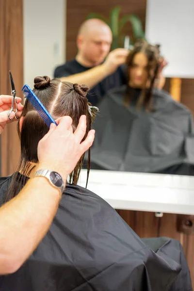 Männliche Stylistin Schneidet Weiblichen Kunden Professionellem Schönheitssalon Die Haare — Stockfoto