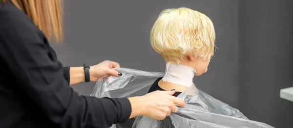Hairstylist Dekt Nek Met Cape Voor Een Vrouwelijke Klant Een — Stockfoto
