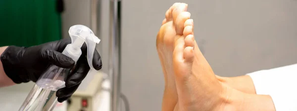 Pedicura Maestro Desinfecta Los Pies Mujer Con Descontaminación Preparación Salón — Foto de Stock