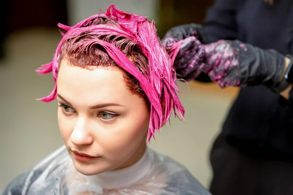 Professionele Kapper Gebruikt Een Borstel Roze Kleurstof Aan Brengen Het — Stockfoto