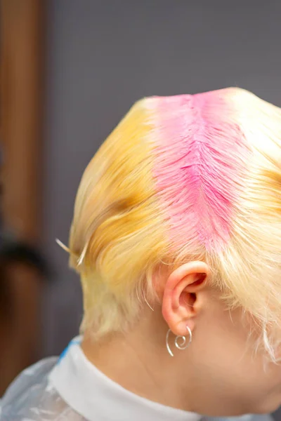 Νεαρή Λευκή Γυναίκα Χρωματίζει Τις Ρίζες Των Μαλλιών Ροζ Χρώμα — Φωτογραφία Αρχείου