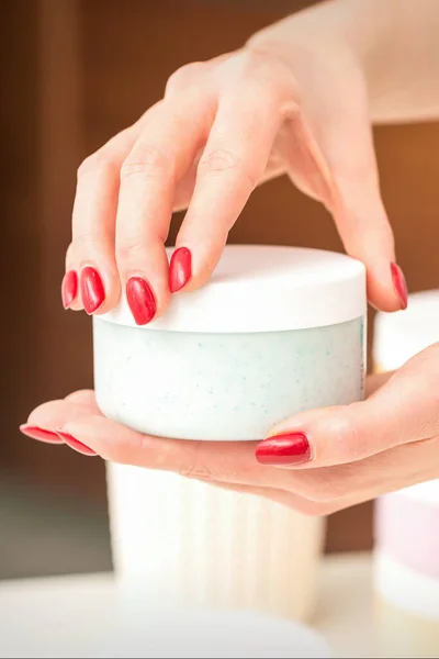 Vrouw Opent Het Deksel Met Een Pot Hydraterende Crème Mockup — Stockfoto